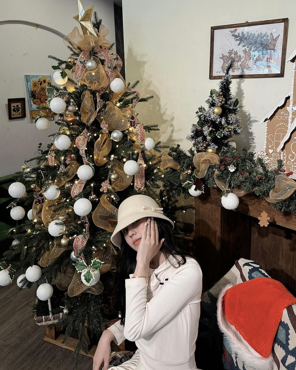 Dịp Giáng sinh đến gần hội vợ cầu thủ lại tranh thủ đi chụp ảnh, khoe dáng bên cây thông.