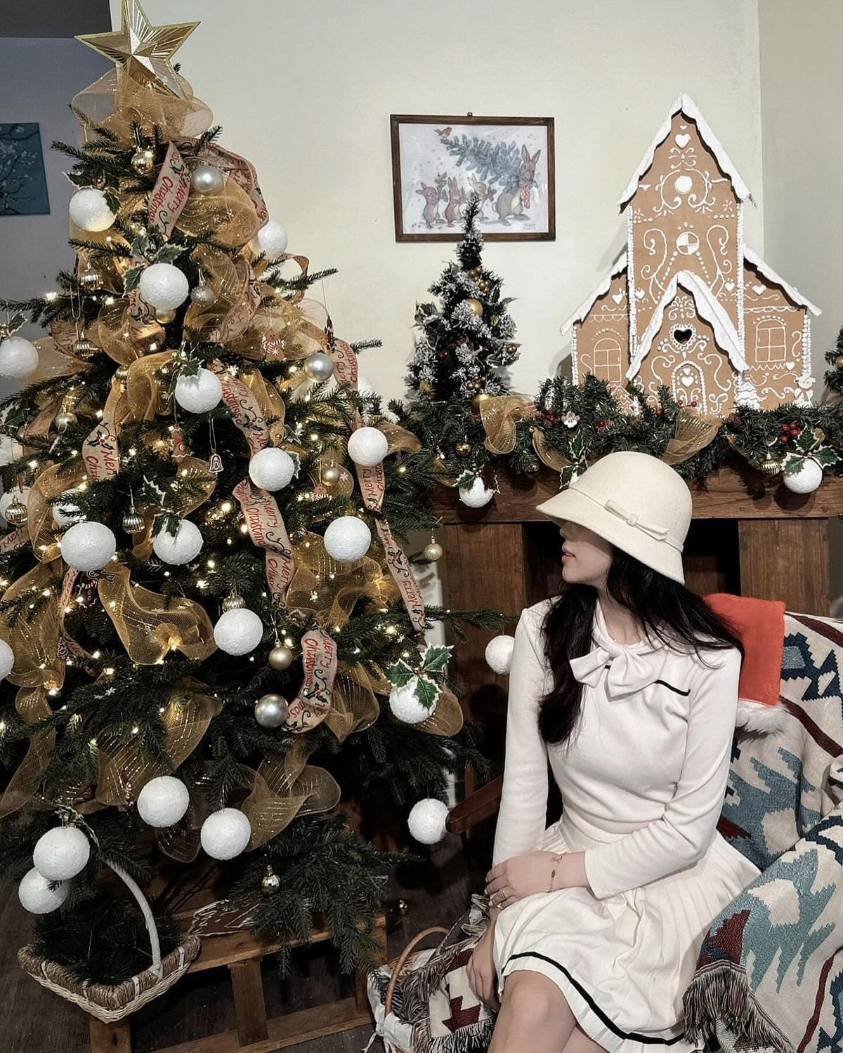 Nàng WAG mặc váy trắng, đội mũ cực tiểu thư, khoe đôi chân dài miên man.