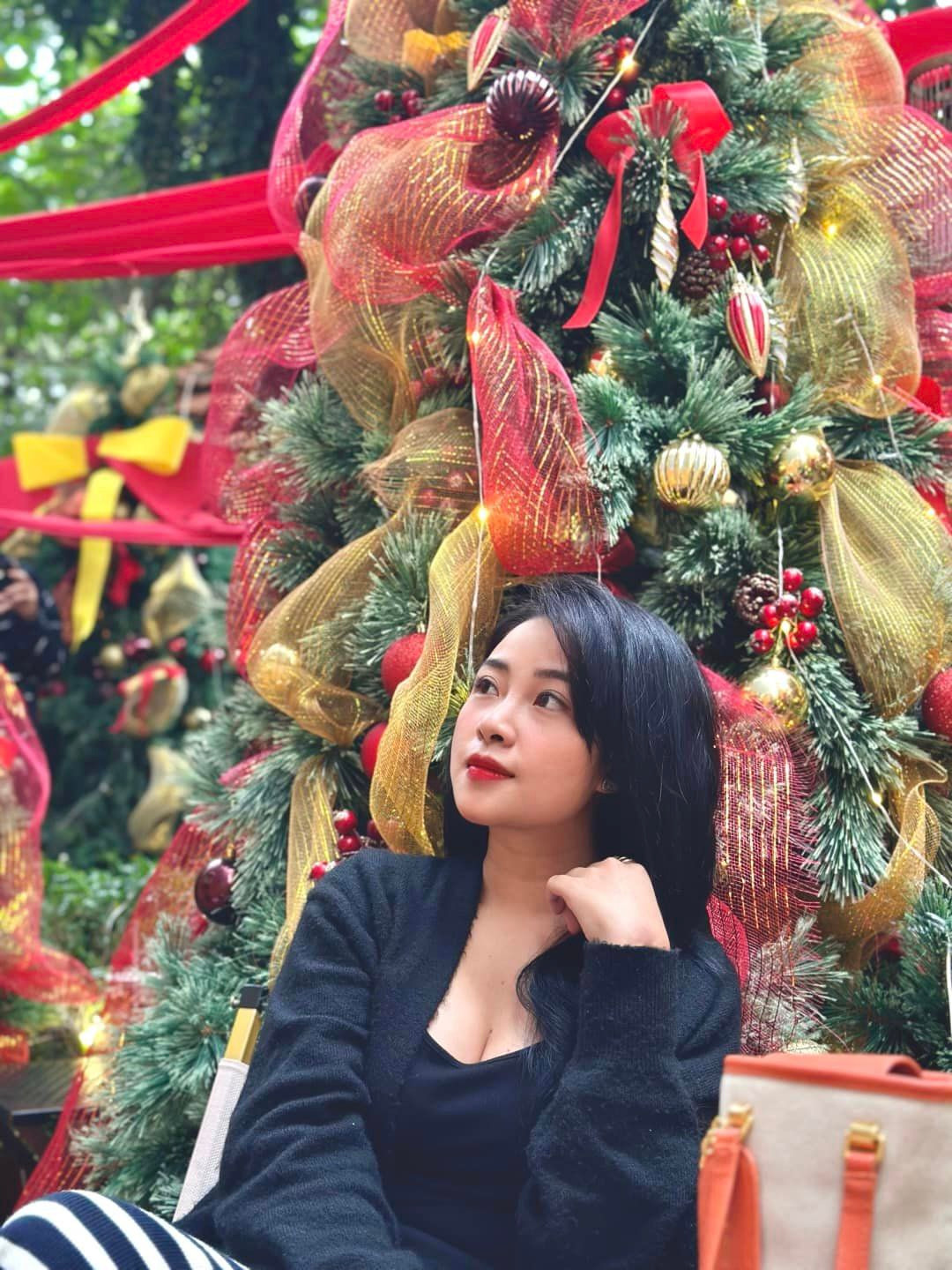 Trong khi đó, vợ Phan Văn Đức cũng không kém cạnh, loạt hình ảnh cô tạo dáng bên cây thông cũng thu hút sự chú ý.