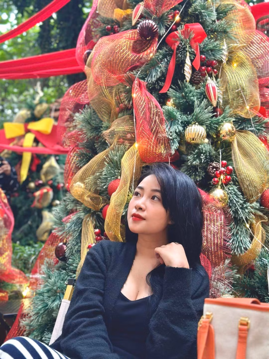 Trong khi đó, vợ Phan Văn Đức cũng không kém cạnh, loạt hình ảnh cô tạo dáng bên cây thông cũng thu hút sự chú ý.