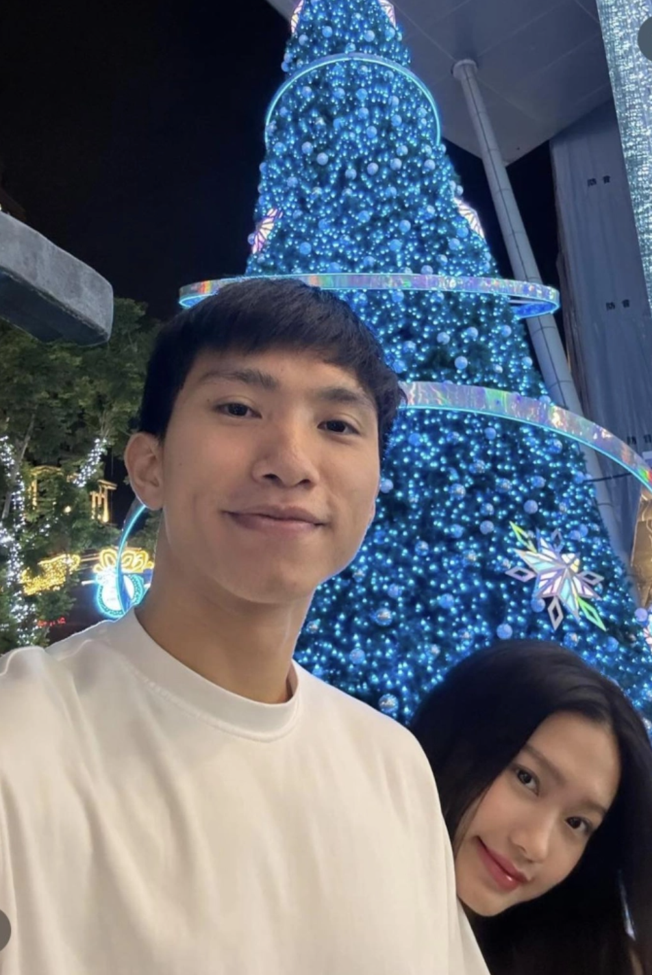 Vợ chồng Văn Hậu đi chơi, chụp ảnh với cây thông cực lớn ở Singapore. Ảnh: Tổng hợp