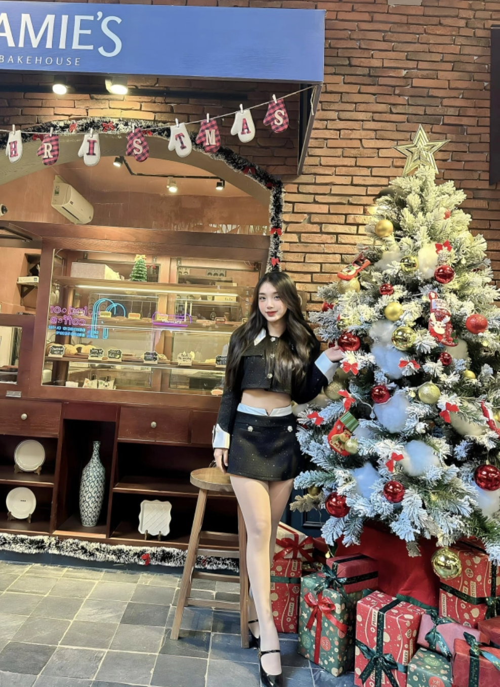 Vợ của hậu vệ Giáp Tuấn Dương cũng tung ảnh đón Giáng sinh, nàng WAG vừa kết hôn với cầu thủ này khoe đôi chân dài cùng gương mặt xinh như thiên thần.