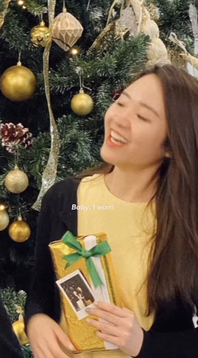 Trong khi đó bức ảnh cực hiếm của Nhuệ Giang cũng được tung lên dịp Giáng sinh. Vợ Xuân Trường thoải mái cười tươi khoe dáng bên cây thông và ôm hộp quà.