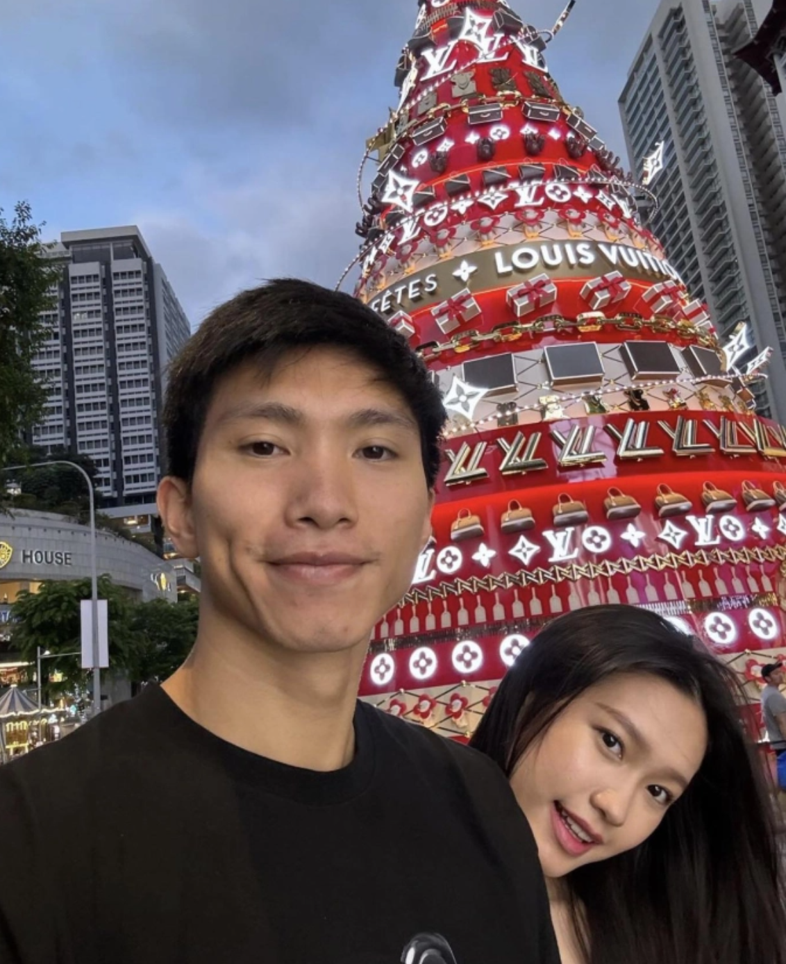 Trong khi đó vợ chồng Văn Hậu Hải My lại đang ở Singapore và tận hưởng không khi náo nhiệt ở đây.