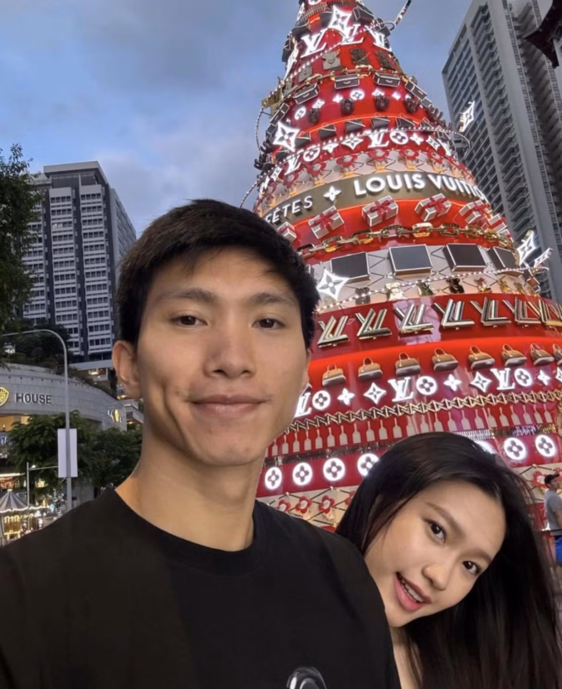 Trong khi đó vợ chồng Văn Hậu Hải My lại đang ở Singapore và tận hưởng không khi náo nhiệt ở đây.