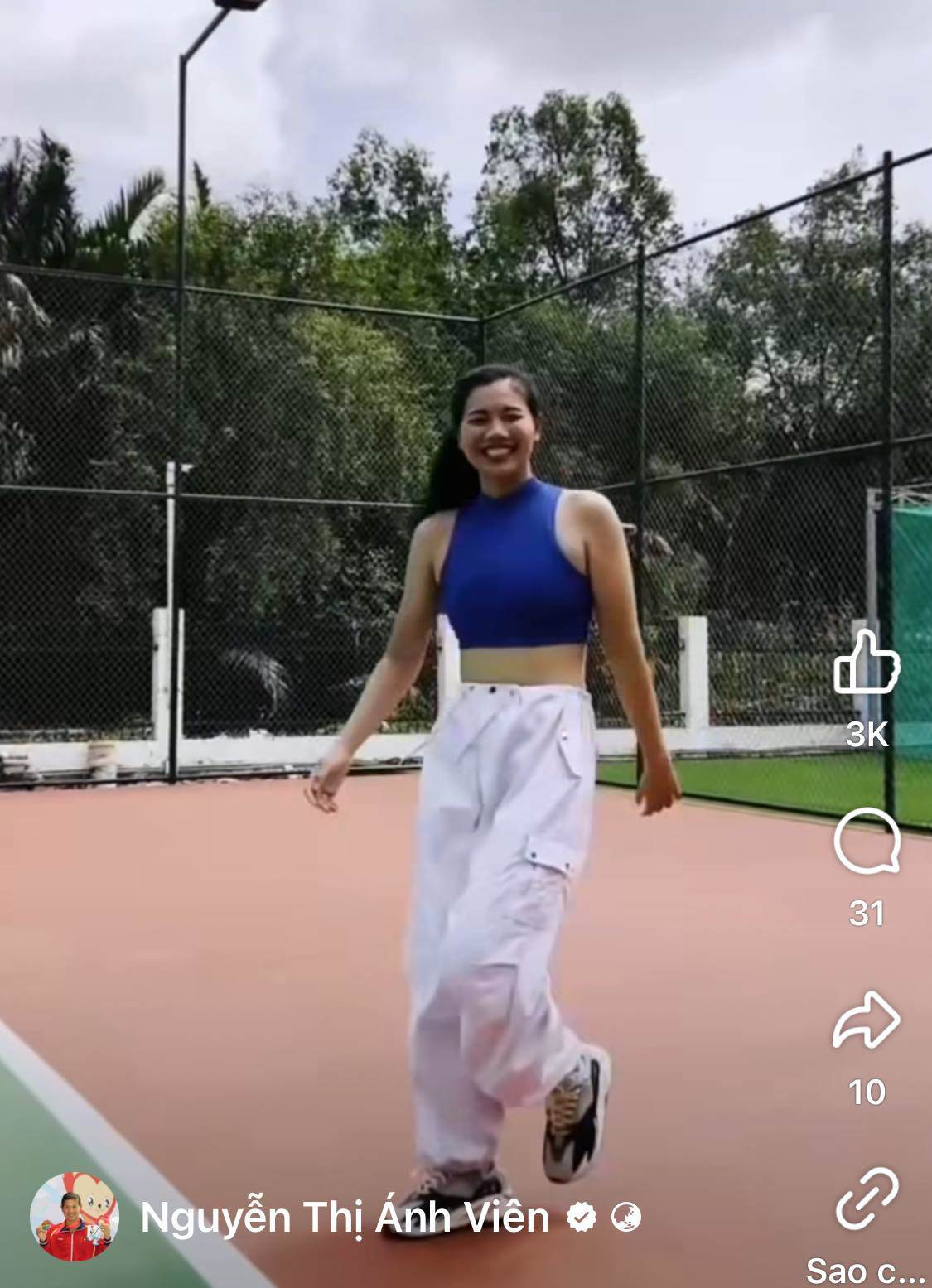 Loạt ảnh cựu vận động viên Nguyễn Thị Ánh Viên khoe dáng với áo croptop phối với quần ống suông, make up nhẹ nhàng gây chú ý.