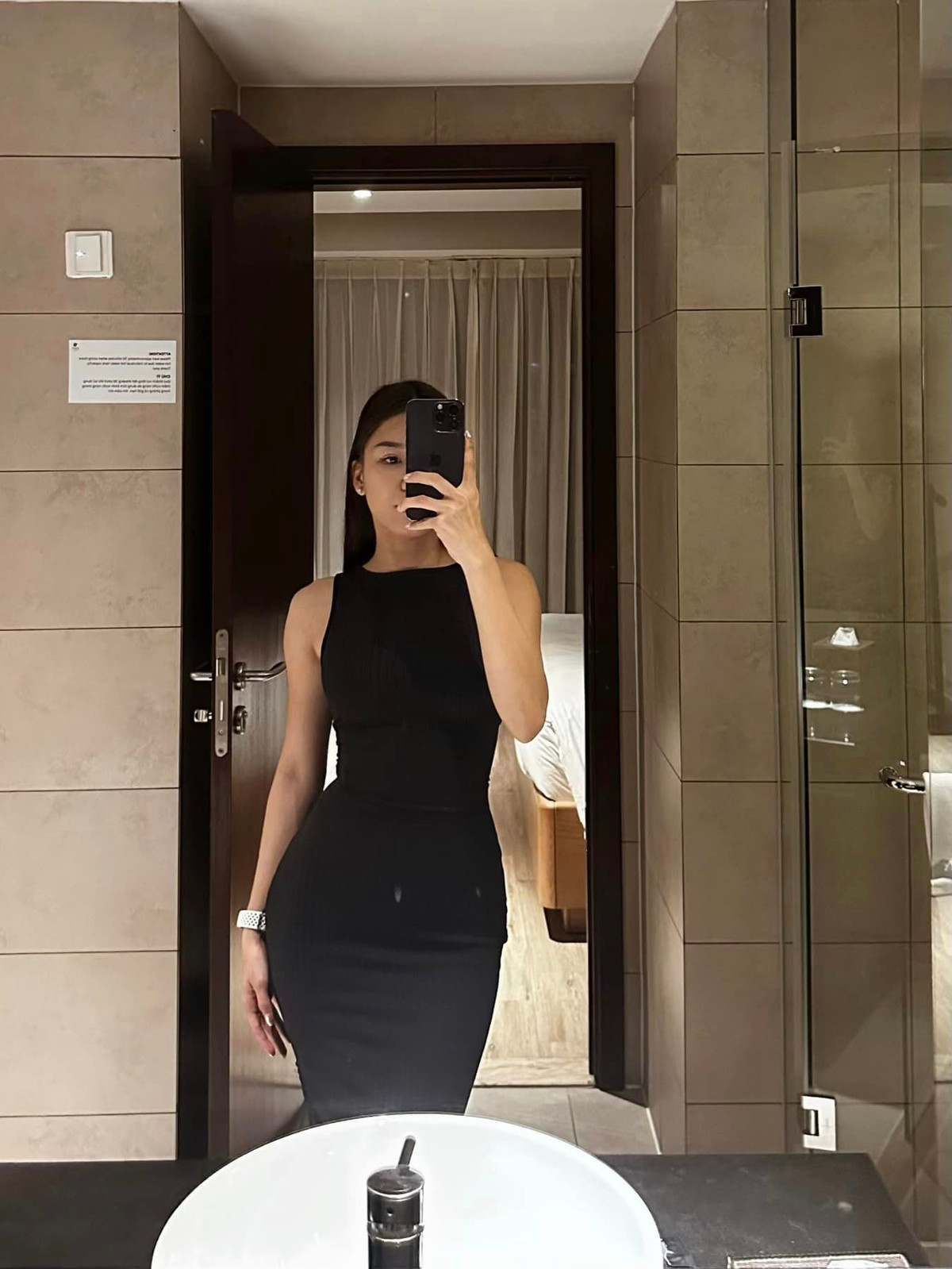 Yến Xuân sở hữu thân hình cân đối với số đo ba vòng lần lượt là 85 - 57 - 94, cao 1m64, nặng 48,5kg. Cô thu hút nhiều lượt tương tác trên mạng xã hội bởi thần thái tự tin và quyến rũ. Ảnh: FBNV