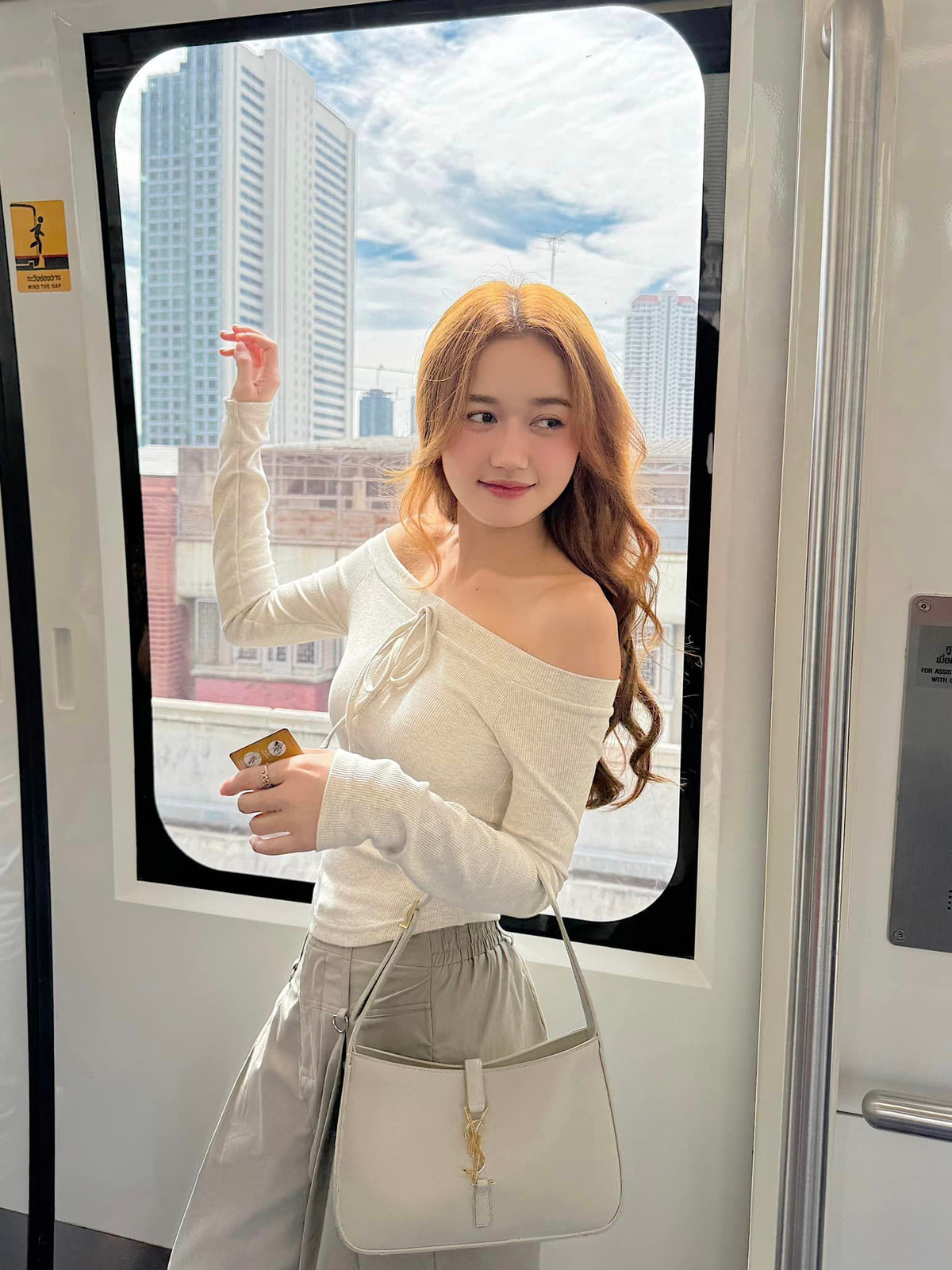 Cô nàng sinh năm 1992 ngày càng xinh đẹp và toả sáng tươi trẻ hơn rất nhiều so với độ tuổi 31.