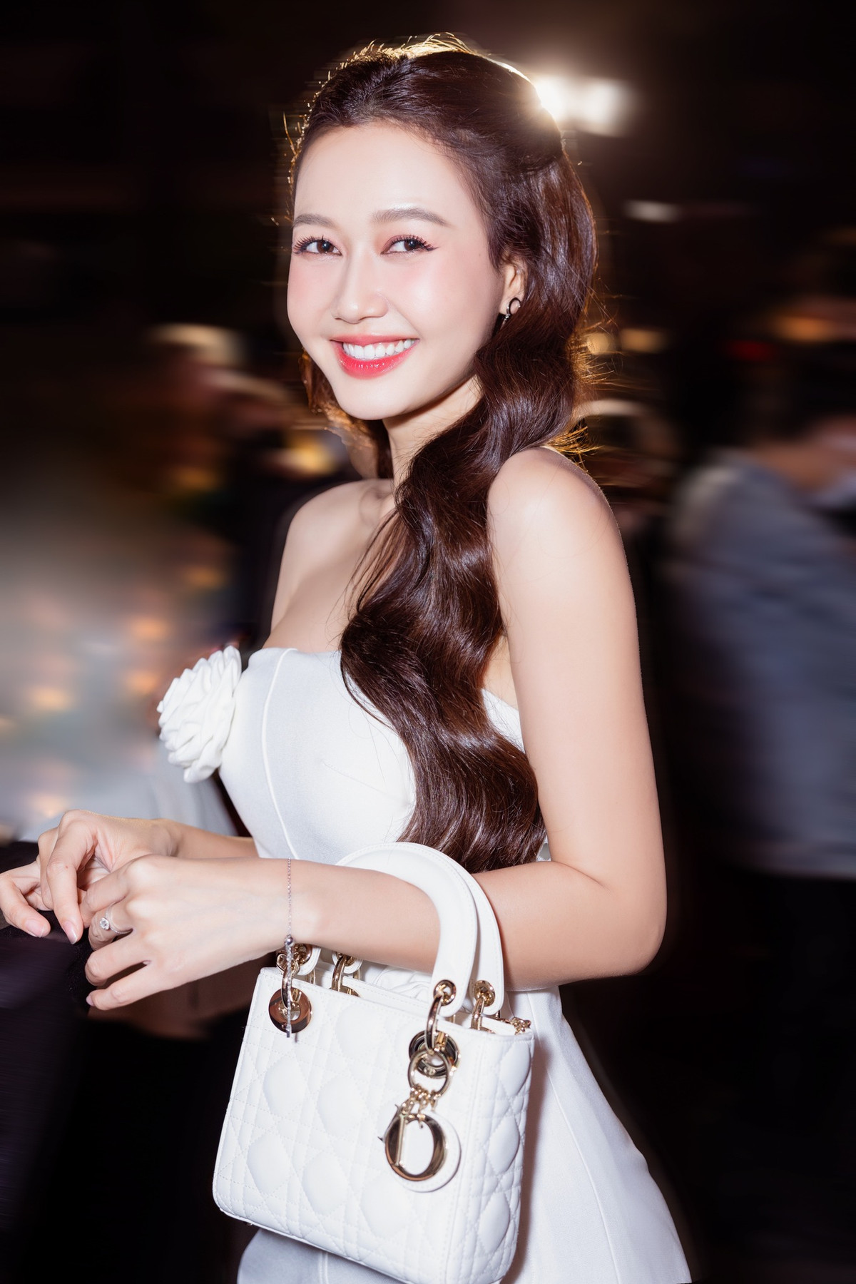 Sở hữu vẻ ngoài ngọt ngào, đặc biệt là nụ cười "tỏa nắng", những khoảnh khắc của người đẹp Quảng Bình đăng tải trên mạng xã hội đều nhanh chóng nhận về đông đảo lượt yêu thích của công chúng.