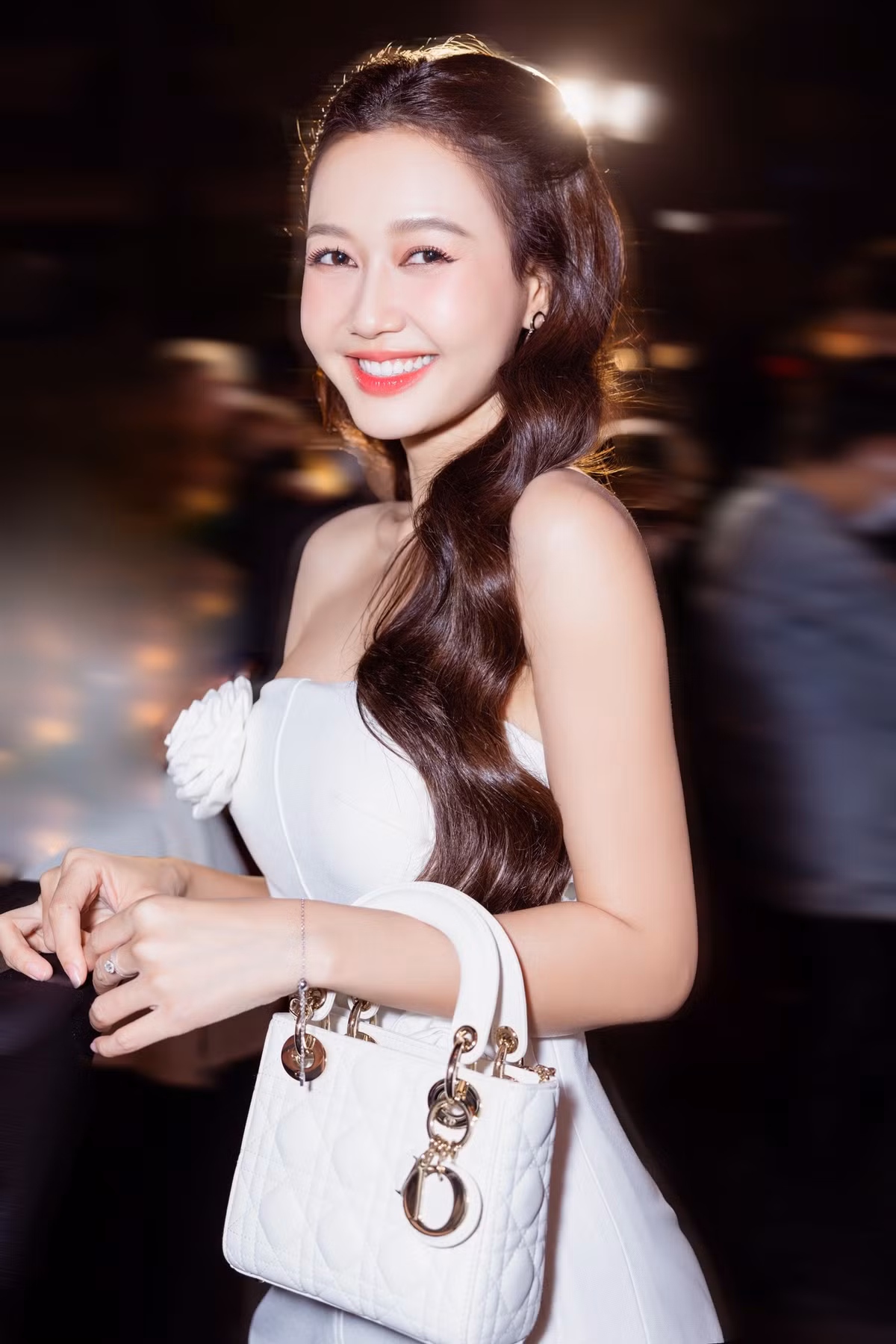 Sở hữu vẻ ngoài ngọt ngào, đặc biệt là nụ cười "tỏa nắng", những khoảnh khắc của người đẹp Quảng Bình đăng tải trên mạng xã hội đều nhanh chóng nhận về đông đảo lượt yêu thích của công chúng.