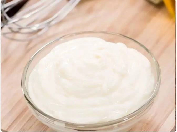 Trái cây có múi với sữa: Trái cây họ cam quýt và sữa, chẳng hạn như ăn cam với sữa hoặc sữa chua sẽ gây ra các vấn đề về tiêu hóa. Axit trong trái cây họ cam quýt có thể làm đông tụ protein trong sữa, dẫn đến khó chịu ở dạ dày. Do đó hãy ăn chúng một cách riêng biệt hoặc chọn những loại trái cây không có tính axit để ăn cùng sữa chua.