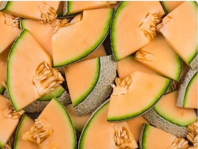 Dưa với các loại trái cây khác: Các loại dưa như dưa hấu, dưa đỏ hoặc dưa ngọt nên ăn riêng. Kết hợp chúng với các loại trái cây hoặc thực phẩm khác có thể gây khó chịu về tiêu hóa do sự khác biệt về thời gian tiêu hóa. Bởi dưa được tiêu hóa nhanh nên tốt nhất bạn nên thưởng thức riêng chúng.