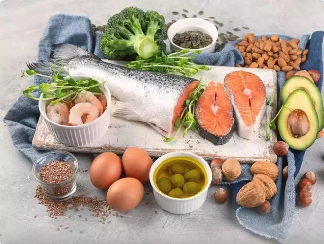 Thực phẩm giàu protein: Tránh kết hợp trái cây với thực phẩm giàu protein như thịt hoặc trứng trong cùng một bữa ăn. Trái cây giàu đường tự nhiên được tiêu hóa nhanh chóng, trong khi protein lại mất nhiều thời gian hơn. Khi ăn chúng cùng nhau có thể dẫn đến khó chịu về tiêu hóa.