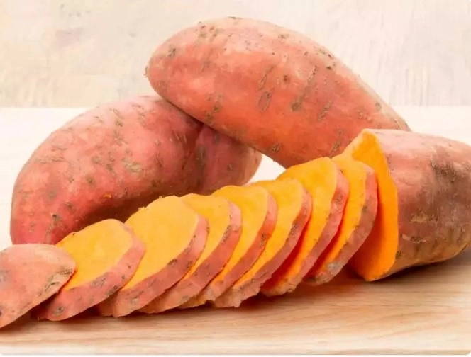 Thực phẩm giàu tinh bột với trái cây: Kết hợp trái cây với thực phẩm giàu tinh bột như bánh mì hoặc khoai tây sẽ dẫn đến quá trình lên men trong dạ dày, gây đầy hơi và chướng bụng.