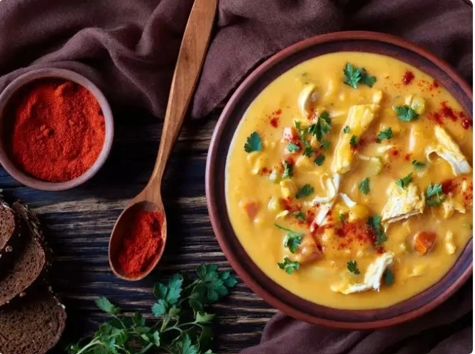 Ăn trái cây ngay sau bữa ăn: Ăn trái cây ngay sau một bữa ăn no sẽ cản trở quá trình tiêu hóa. Bởi trái cây có xu hướng tiêu hóa nhanh chóng và khi được ăn ngay sau bữa ăn, chúng có thể bị giữ lại trong dạ dày, dẫn đến lên men và gây khó chịu. Do đó nên đợi ít nhất 30 phút sau bữa ăn trước khi ăn trái cây. 