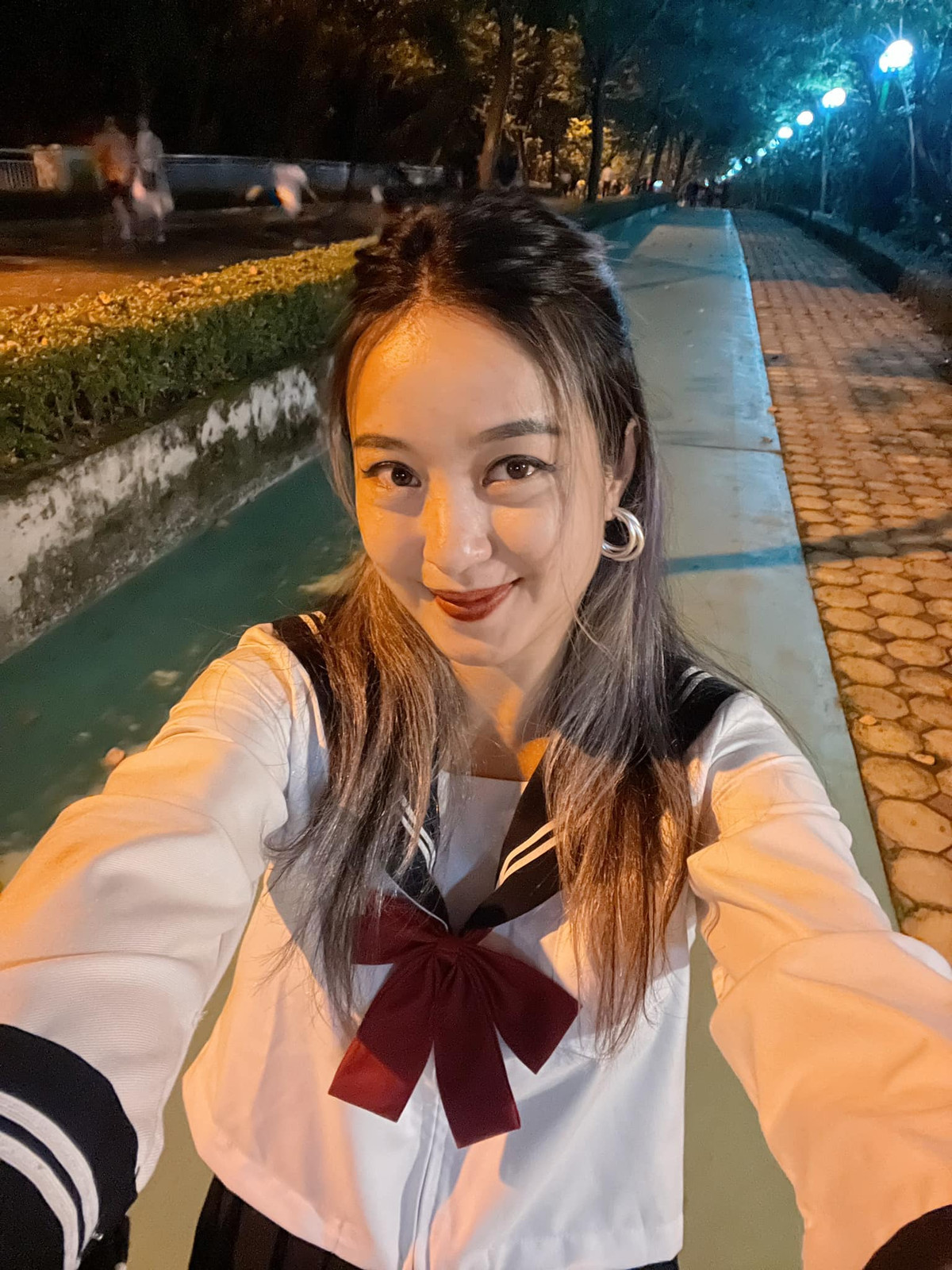 Nhờ giữ dáng thành công mà cô vẫn sở hữu phong cách thời trang cực chất.