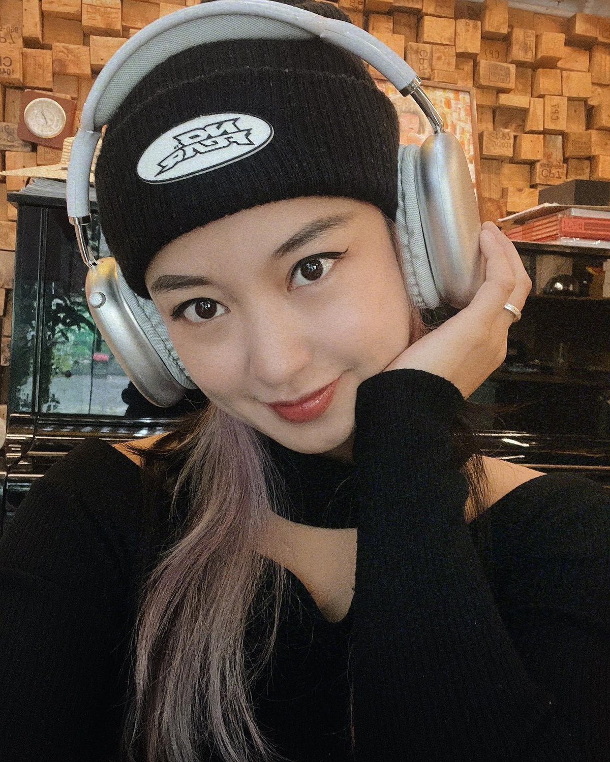 Mi Vân vẫn cực kì hiện đại, cởi mở. Cô khác xa với hình ảnh những bà mẹ truyền thống, trái lại Mi Vân vô cùng "xì tin" với đầu "2 thứ tóc".