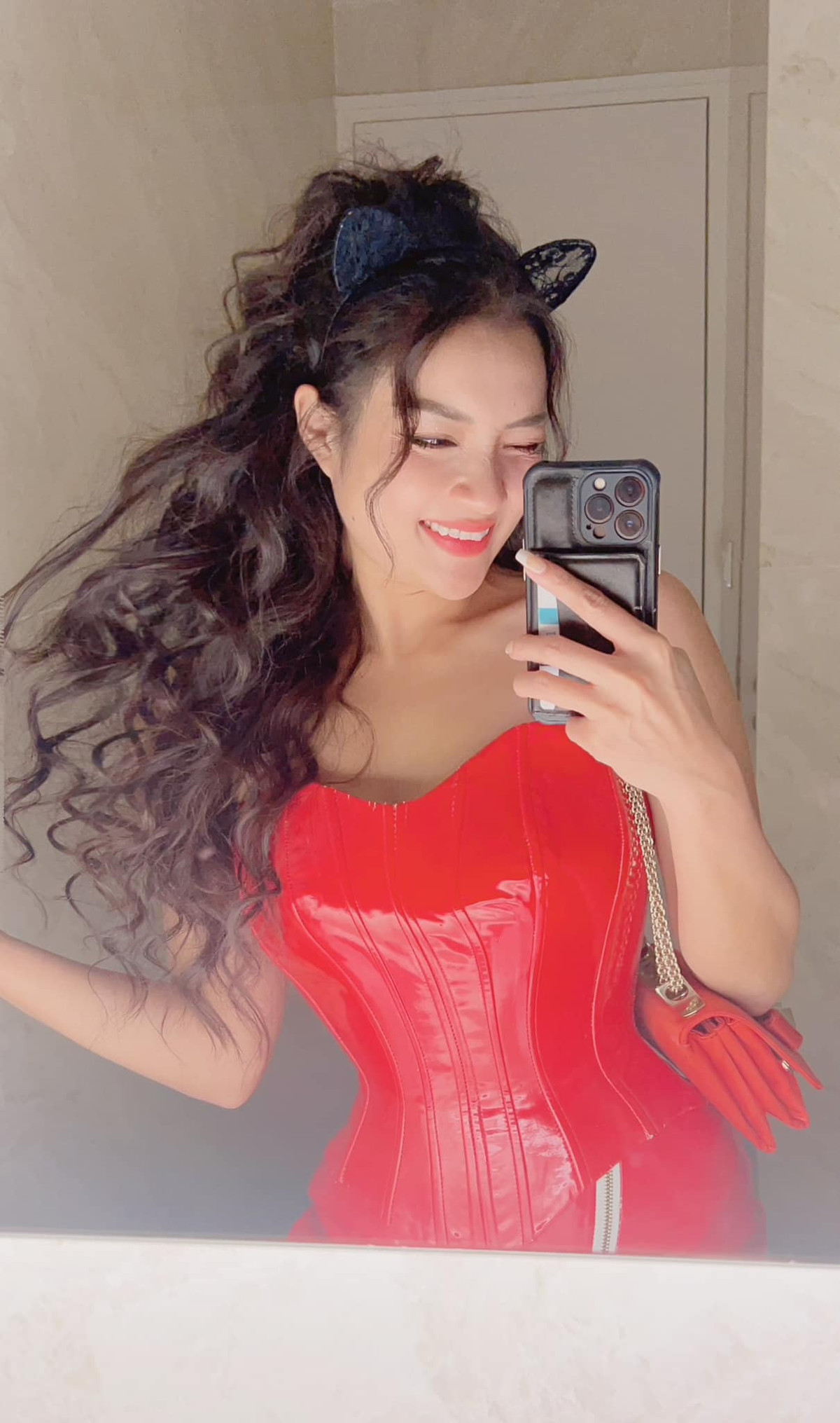 Dù đã bước sang tuổi 34, nhan sắc Thủy Top làm nhiều người tò mò. Trên trang cá nhân, cô chia sẻ nhiều khoảnh khắc xinh đẹp của bản thân.