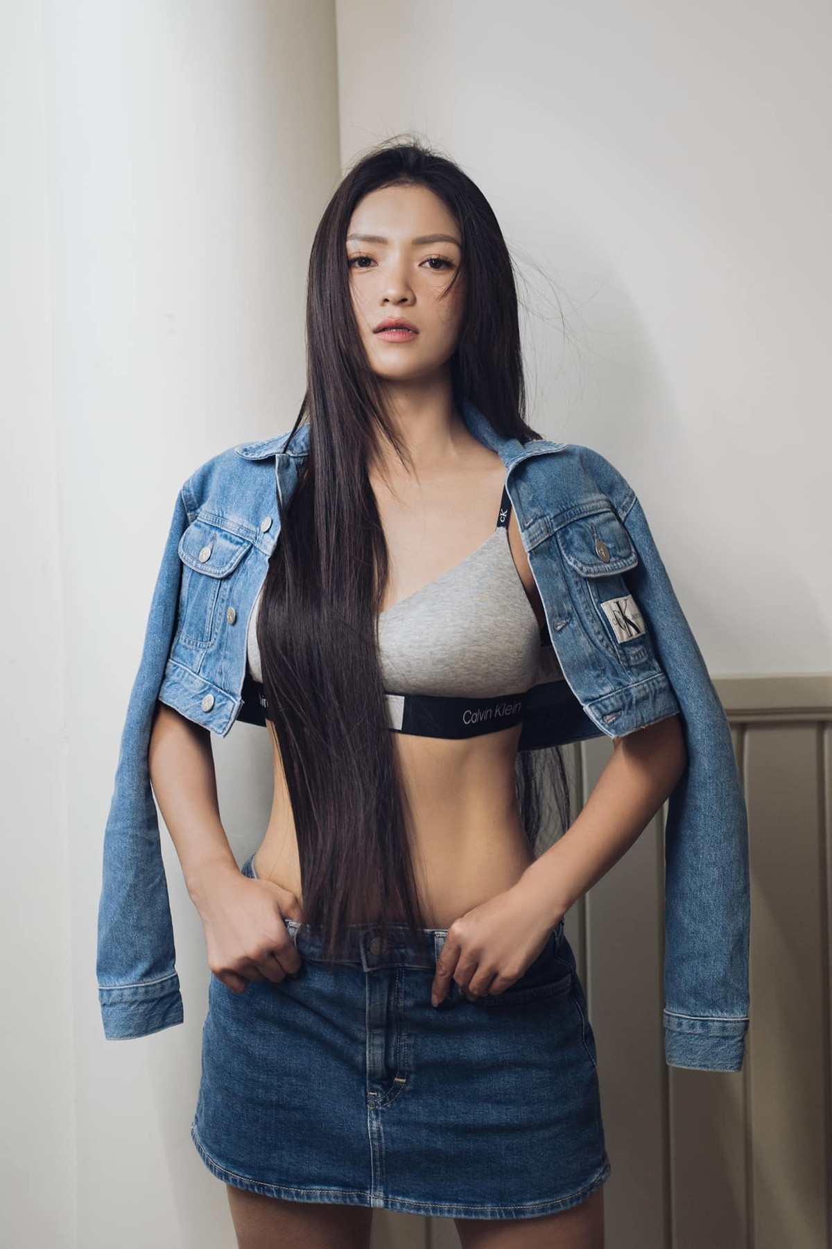 Thủy Top chín chắn, trưởng thành hơn. Cô không còn mặc hở bạo và có những phát ngôn gây sốc nữa.