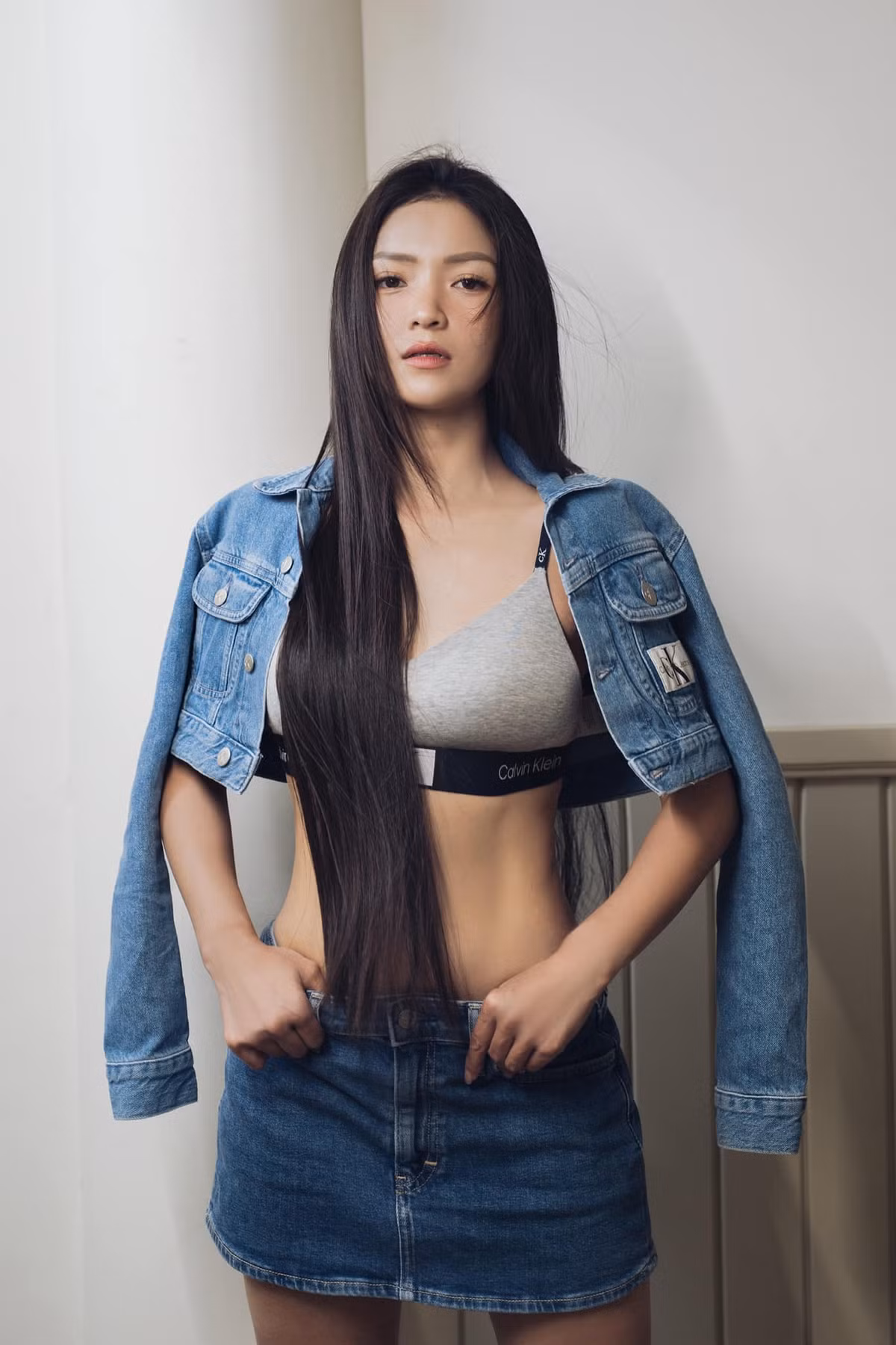 Thủy Top chín chắn, trưởng thành hơn. Cô không còn mặc hở bạo và có những phát ngôn gây sốc nữa.