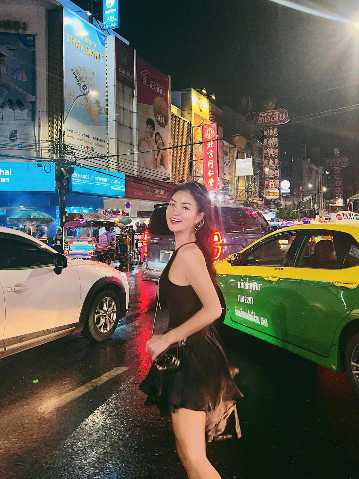 Thỉnh thoảng, cô nàng lại check-in ở tụ điểm du lịch sầm uất hay thả dáng ở những khu nghỉ dưỡng cao cấp.