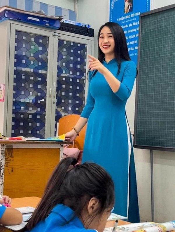 Ngoài những hình ảnh khi lên lớp, những khoảnh khắc đời thường xinh đẹp và quyến rũ của cô giáo Phương Thảo cũng thường xuyên được cập nhật trên mạng xã hội.
