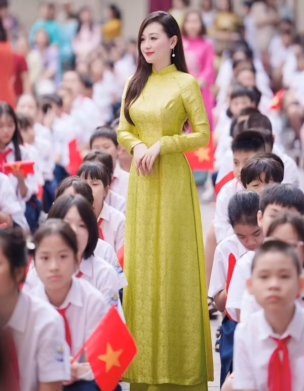 Trong ngày khai giảng năm học mới 5/9/2023, mạng xã hội lan truyền hình ảnh cô giáo diện áo dài xanh, gương mặt rạng rỡ, vóc dáng vạn người mê. Được biết, cô giáo tên Nguyễn Mỹ Linh (1997), giáo viên dạy Ngữ Văn một trường cấp 2 ở Hà Nội.