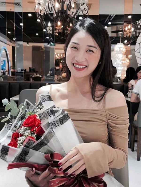 Cô giáo xinh đẹp Lưu Thị Phương Thảo quê ở Thái Bình, hiện đang là giáo viên tiểu học ở Hà Nội bất ngờ nổi tiếng trở lại trong năm 2023 khi được biết đến là bạn gái của cầu thủ Danh Trung.