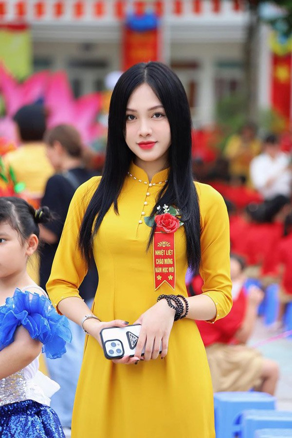 Cô giáo Quế Linh (2000) đến từ Hà Nội được biết đến với danh xưng “cô giáo hot girl” khi loạt ảnh đời thường của cô từng được chia sẻ trên hội gái xinh châu Á.