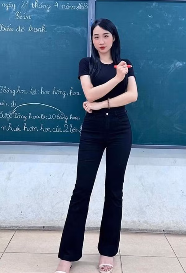 Ngoài đời, cô lại là một cô nàng trẻ trung và táo bạo với phong cách thời trang có phần gợi cảm.