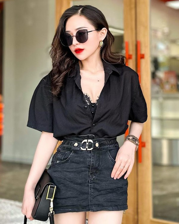 Rời bục giảng, cô giáo Ngân sở hữu style sành điệu khiến học trò khó nhận ra. Hiện tại, Nguyễn Ngân phát triển một thương hiệu thời trang riêng. Cô cũng tự chụp mẫu ảnh cho các thiết kế mới. Ảnh: FBNV