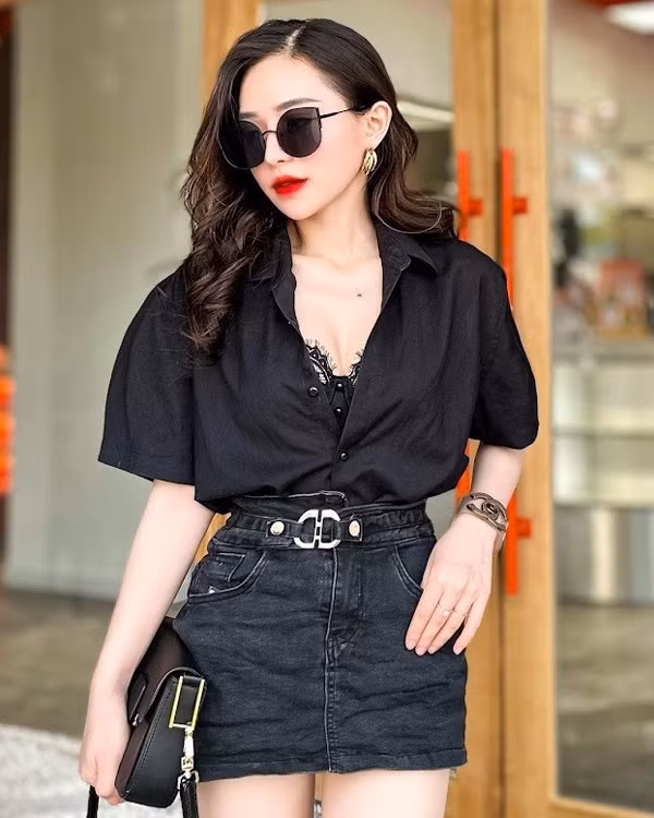 Rời bục giảng, cô giáo Ngân sở hữu style sành điệu khiến học trò khó nhận ra. Hiện tại, Nguyễn Ngân phát triển một thương hiệu thời trang riêng. Cô cũng tự chụp mẫu ảnh cho các thiết kế mới. Ảnh: FBNV