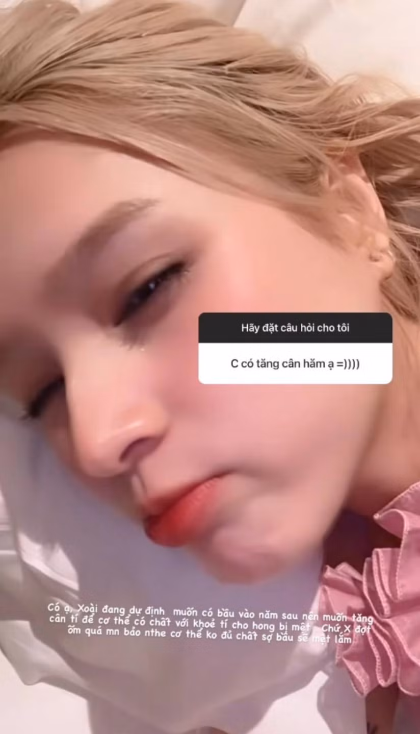 Trong chia sẻ mới đây nhất, vợ Xemesis đã cho biết dự định thời điểm mang thai con đầu lòng. Cụ thể nàng dâu hào môn chia sẻ: "Xoài đang dự định muốn có bầu vào năm sau nên muốn tăng cân tí để cơ thể có chất với khoẻ mạnh để không bị mệt. Chứ Xoài đợt ốm quá mọi người bảo như thế không đủ chất, có bầu sẽ mệt lắm."