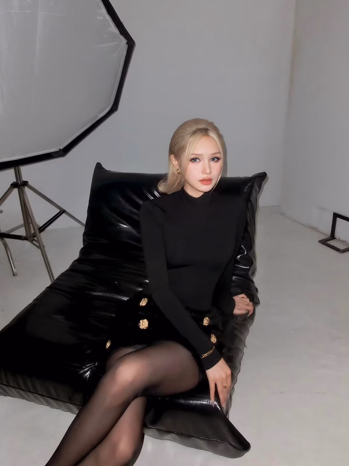 Chia sẻ này của Xoài Non khiến cô gái tiếp tục đối mặt với những lời xì xào, bàn tán ra vào không mấy hay ho về chuyện vợ chồng cô.