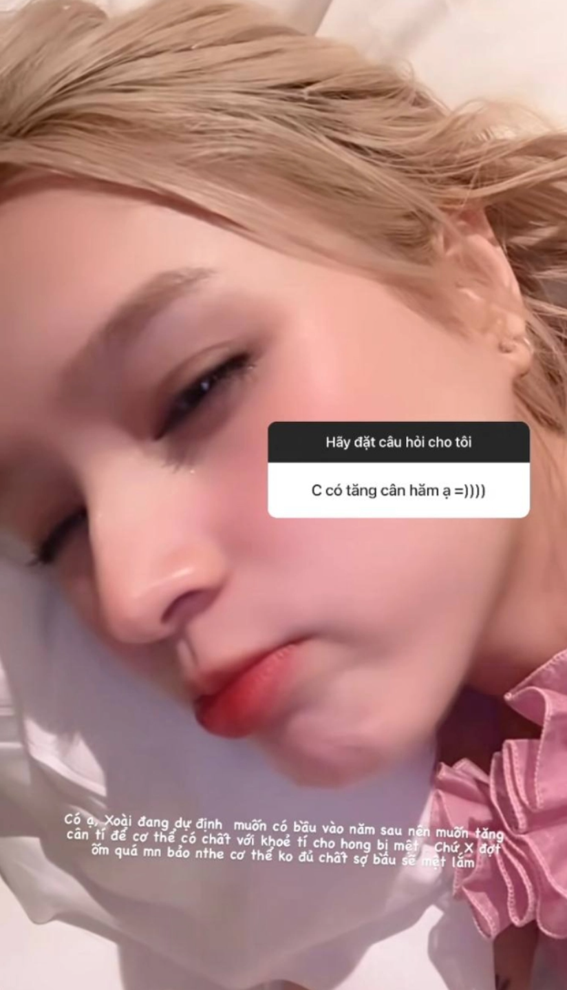 Trong chia sẻ mới đây nhất, vợ Xemesis đã cho biết dự định thời điểm mang thai con đầu lòng. Cụ thể nàng dâu hào môn chia sẻ: "Xoài đang dự định muốn có bầu vào năm sau nên muốn tăng cân tí để cơ thể có chất với khoẻ mạnh để không bị mệt. Chứ Xoài đợt ốm quá mọi người bảo như thế không đủ chất, có bầu sẽ mệt lắm."