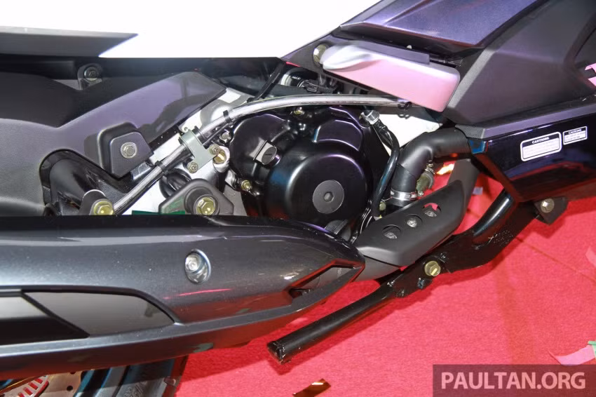 Kymco Downtown 250i được trang bị động cơ xi-lanh đơn, dung tích 246.3 cc, làm mát bằng dung dịch cho công suất 22,5 mã lực và mô-men xoắn 23.1 Nm tại 6.000 vòng/phút.