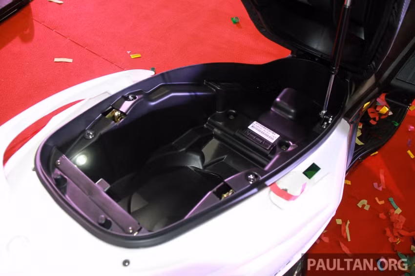 Hộc đựng đồ dung tích lớn có thể chứa được một mữ bảo hiểm nửa đầu.