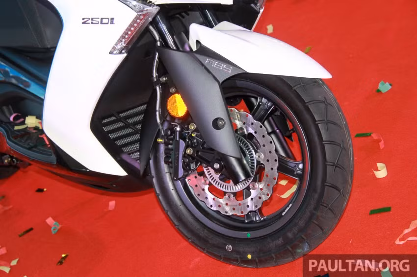 Downtown 250i nổi bật với hệ thống chống bó cứng phanh ABS trang bị cho cả 2 bánh, la-zăng đúc, giảm xóc lò xo trụ đôi ở phía sau.