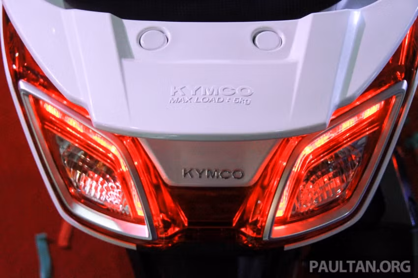 Trong khi đó, phần đuôi xe ấn tượng với cụm đèn hậu dạng to bản chia làm hai phần nằm đối xứng hai bên, đi kèm là viền mạ kim loại sáng cùng logo hãng xe máy Kymco đặt chính giữa.