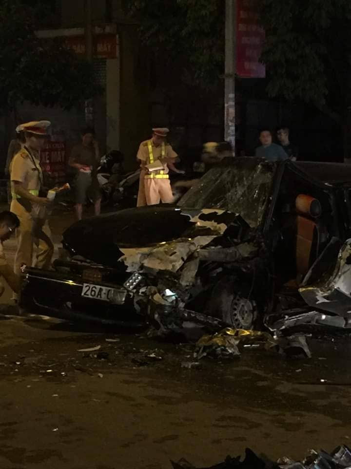 Cú va chạm khiến cho 4 người bị thương nặng hiện đã được người dân đưa đi cấp cứu. 