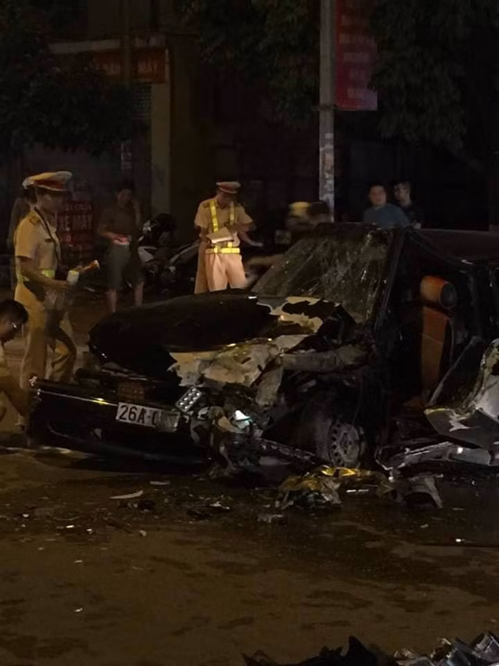 Cú va chạm khiến cho 4 người bị thương nặng hiện đã được người dân đưa đi cấp cứu. 