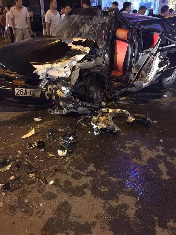 Hiện lực lượng chức năng Tp Sơn La đang tiếp tục điều tra làm rõ nguyên nhân vụ tai nạn trên. 