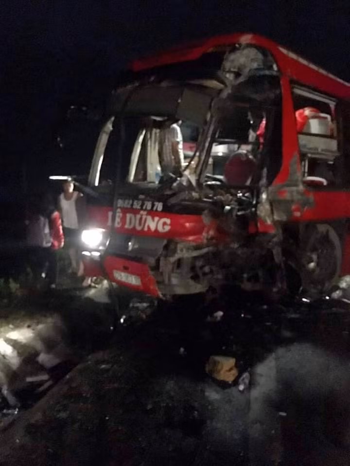 Lai 1 xe khach Dien Bien nat dau vi tai nan tai Hoa Binh