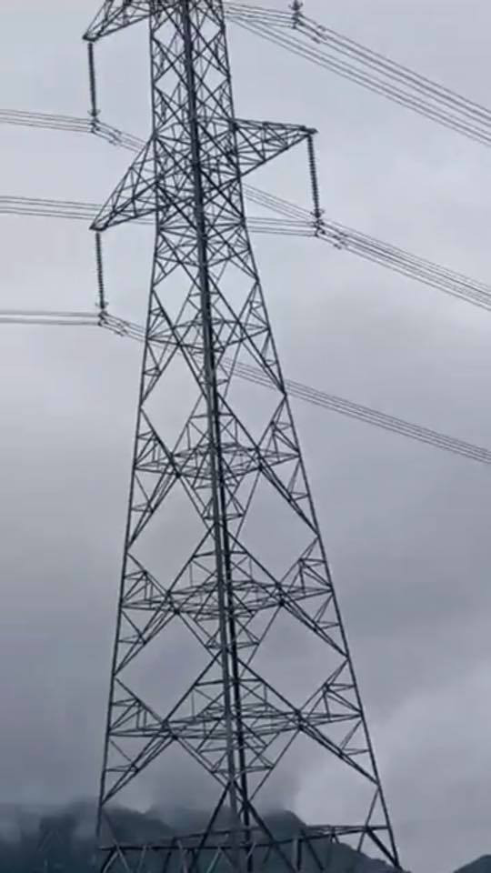 Hiện lực lượng chức năng đã tiếp cận được với nam thanh niên, hiện lực lượng chức năng đang tiếp tục "giải cứu" nam thanh niên.