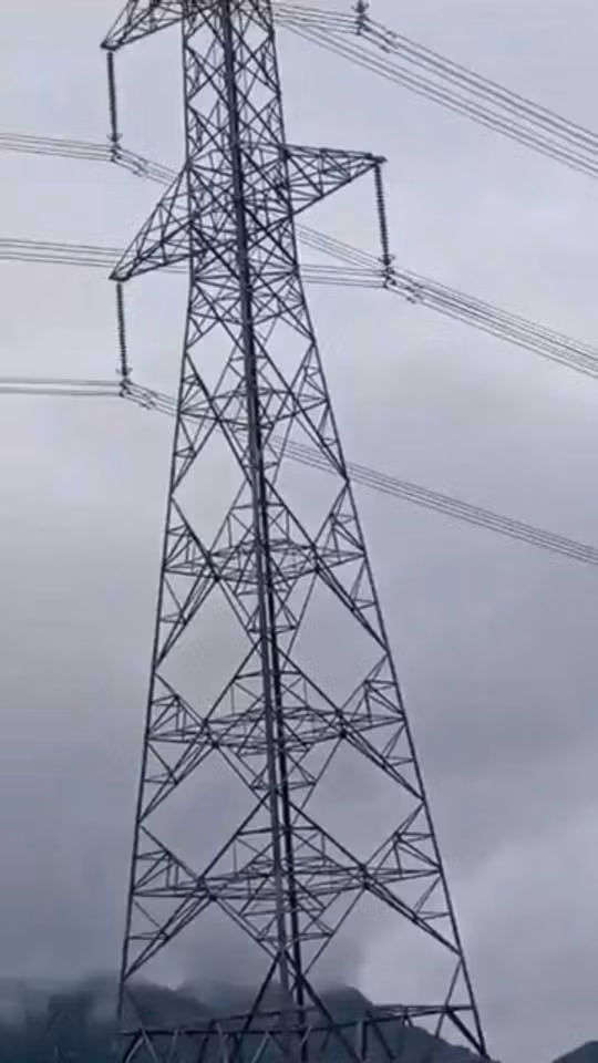 Hiện lực lượng chức năng đã tiếp cận được với nam thanh niên, hiện lực lượng chức năng đang tiếp tục "giải cứu" nam thanh niên.