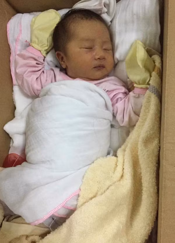 Be gai 6 ngay tuoi xinh nhu thien than bi bo roi cung tam thu