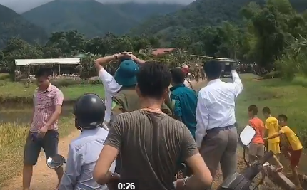 Người dân đã tìm mọi cách để thuyết phục, cố gắng gọi nam thanh niên nghi ngáo đá xuống đất nhưng bất thành.