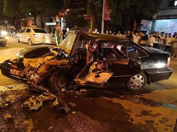 Tại hiện trường chiếc xe 4 chỗ mang BKS 26A – 030.73 bị hư hỏng hoàn toàn, nằm chắn ngang đường.