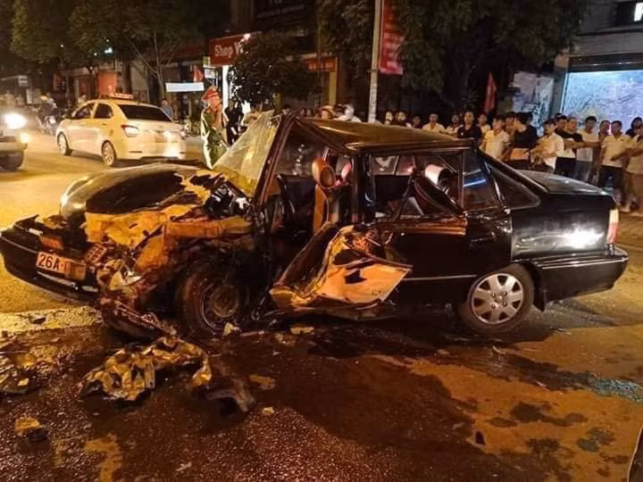 Tại hiện trường chiếc xe 4 chỗ mang BKS 26A – 030.73 bị hư hỏng hoàn toàn, nằm chắn ngang đường.