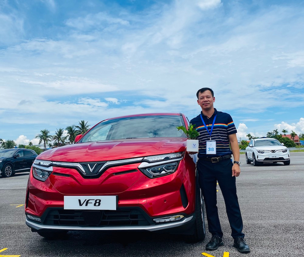 Nhung chu xe o to dien VF 8 dau tien “sung sot” truoc toc do san xuat cua VinFast-Hinh-3
